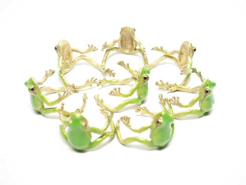 耳を噛む かじる カエル アクセ イヤーカフ ベルツノガエル ハンドメイド