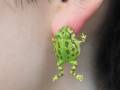 カエルに耳を噛まれるアクセサリー!?　耳にぶら下がるリアルな姿がかわいらしいイヤーカフが人気