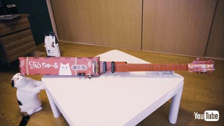 ちゅ〜るギターと猫