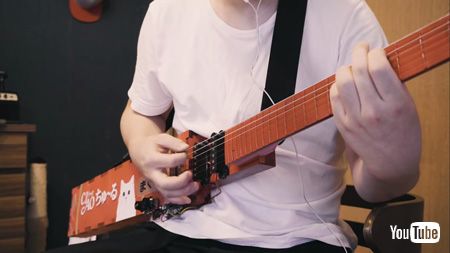 ちゅ〜るギターをひく