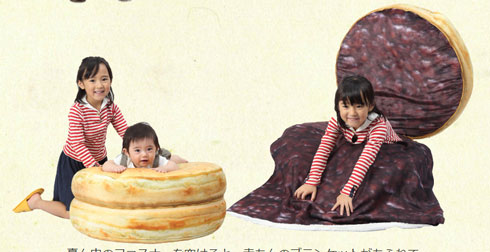 子どもがクッションに包み込まれている様子