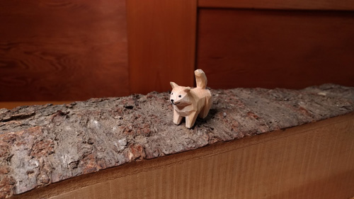 ちっこい犬の木彫り