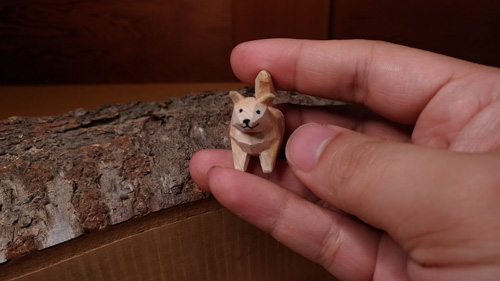 ちっこい犬の木彫り正面