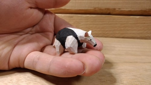 手のひらの上のミナミコアリクイ木彫り