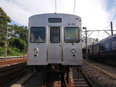 伊豆急8000系無ラッピング電車