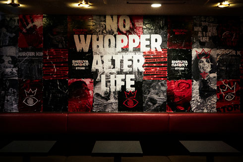 大量のポスターが張られている