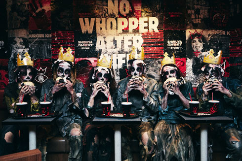 バーガーを食べるゾンビ