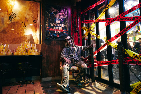 椅子に座るゾンビ