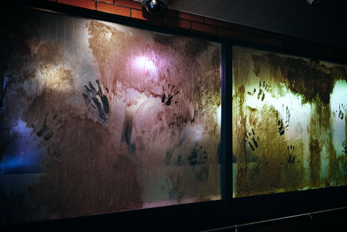 壁にたくさんの手形