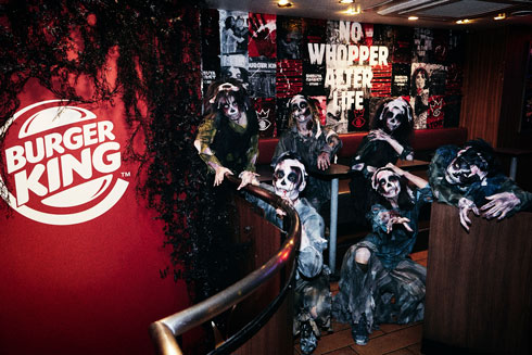 店舗でぐったりするゾンビ