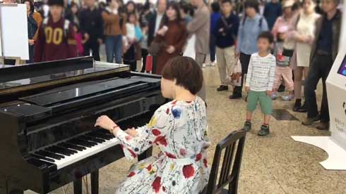 京都駅 ストリートピアノ プロ ゲリラ 演奏 千本桜 松尾優