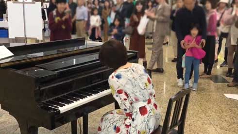 京都駅 ストリートピアノ プロ ゲリラ 演奏 千本桜 松尾優