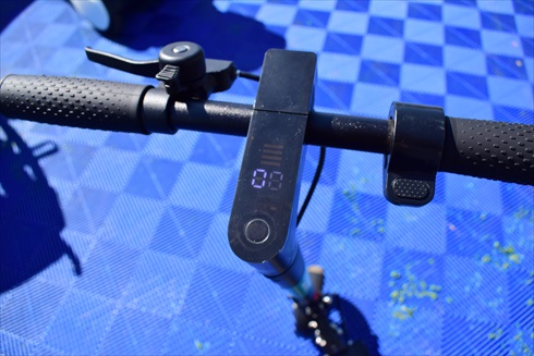 右レバーがアクセル。左レバーがブレーキ