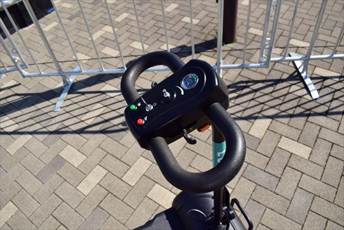 独特のハンドル。右レバーがアクセル、左レバーがブレーキ。