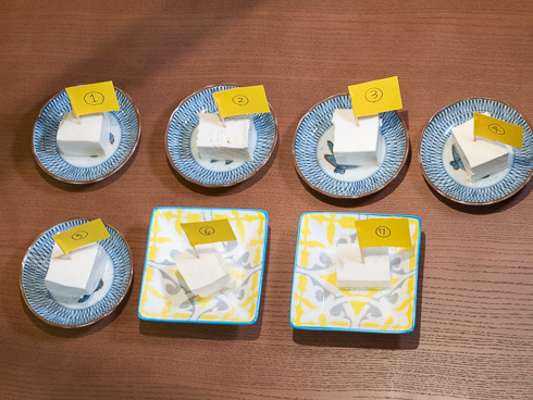 豆腐が皿に乗せられ並んでいる写真