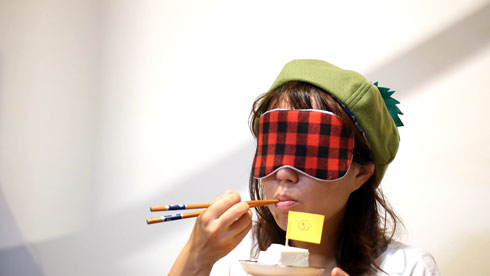 目隠しして食べているところ