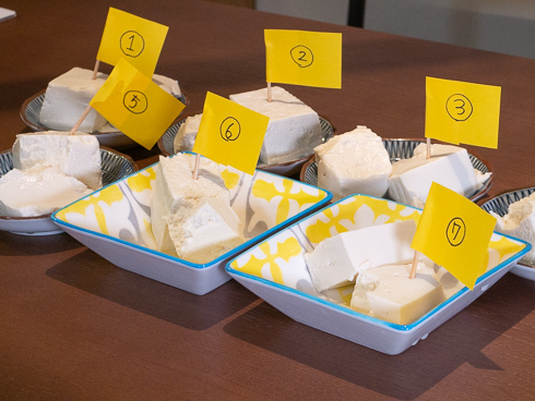 皿に入れられ並ぶ湯豆腐