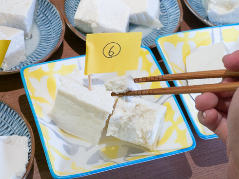 No.6を箸でつまんでいるところ