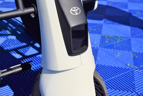 車体前方にはセンサーを搭載