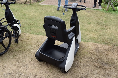 トヨタ 歩行領域EV（座り乗りタイプ）