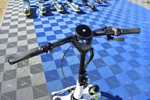 右下にあるレバーがアクセル