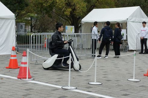 右下にあるレバーがアクセル