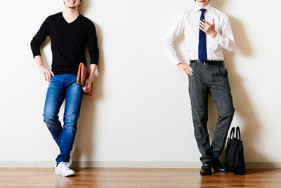 スーツ姿の男性とカジュアルウェアの男性