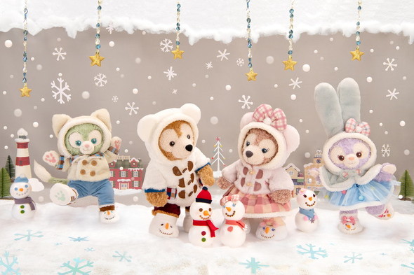 ダッフィーたちがたのしく雪遊び！ もこもこコートが冬らしい