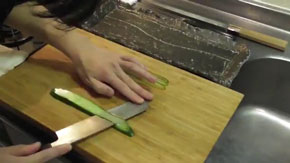 きゅうりを薄く切る