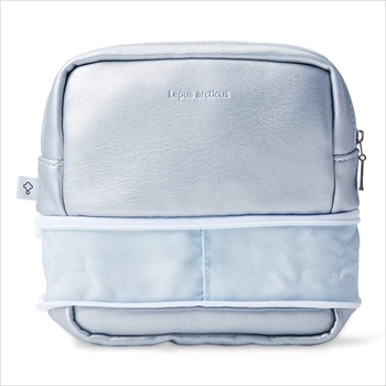 ホッキョクウサギの足が伸びるポーチ