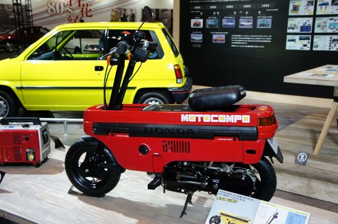 赤いクルマ、金ピカなクルマ