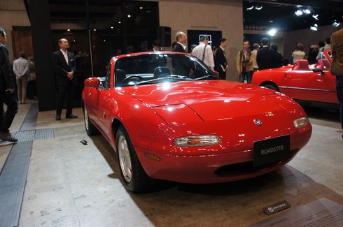 赤いクルマ、金ピカなクルマ