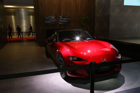 赤いクルマ、金ピカなクルマ