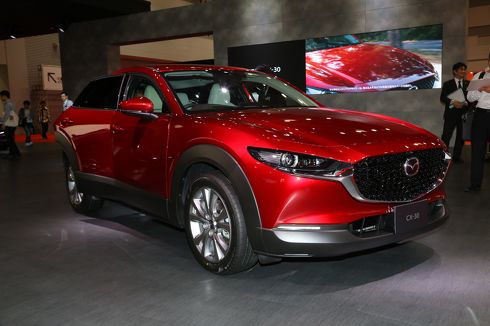 赤いクルマ、金ピカなクルマ