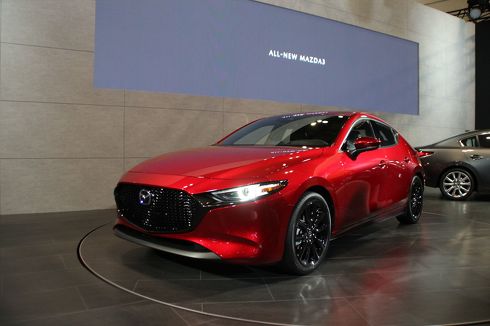 赤いクルマ、金ピカなクルマ