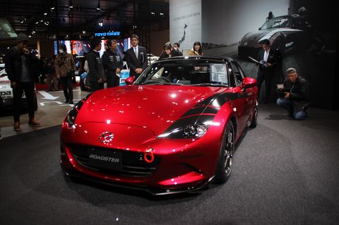 赤いクルマ、金ピカなクルマ