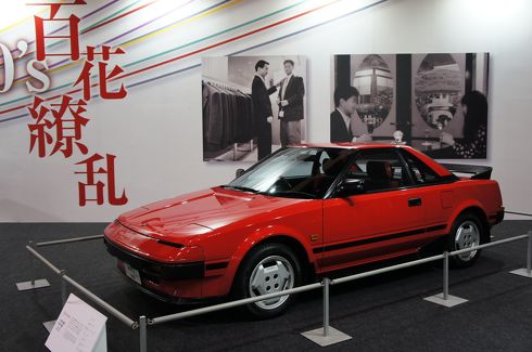 赤いクルマ、金ピカなクルマ