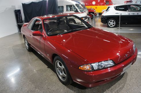 赤いクルマ、金ピカなクルマ