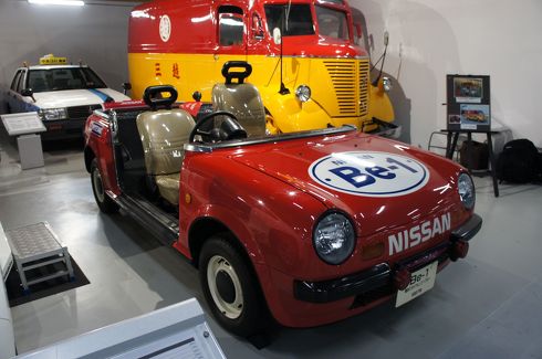 赤いクルマ、金ピカなクルマ