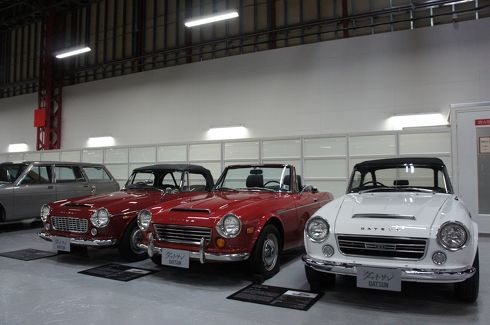 赤いクルマ、金ピカなクルマ