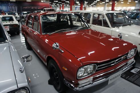 赤いクルマ、金ピカなクルマ