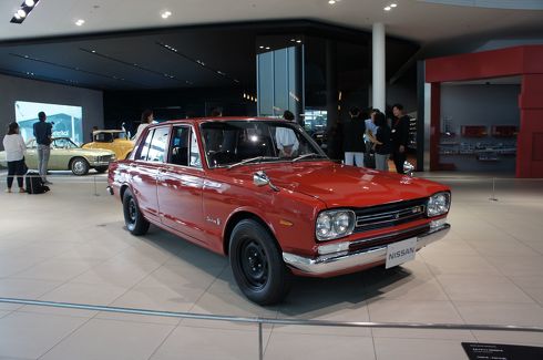 赤いクルマ、金ピカなクルマ