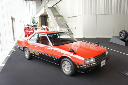 赤いクルマ、金ピカなクルマ