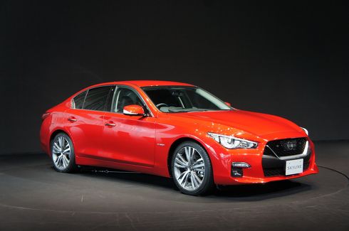 赤いクルマ、金ピカなクルマ