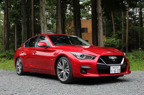 赤いクルマ、金ピカなクルマ