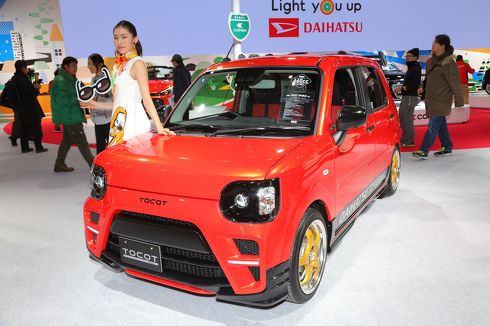 赤いクルマ、金ピカなクルマ