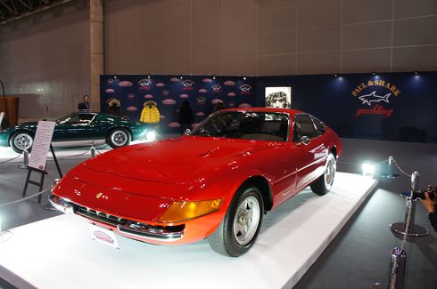 赤いクルマ、金ピカなクルマ