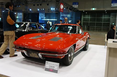 赤いクルマ、金ピカなクルマ