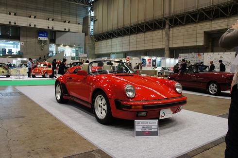 赤いクルマ、金ピカなクルマ