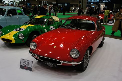 赤いクルマ、金ピカなクルマ